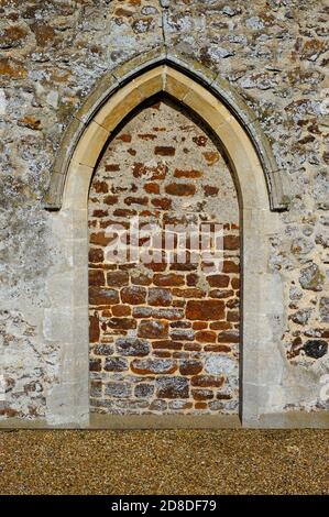 bricolé dans la porte de l'église sur le style ancien de bâtiment religieux anglais, nord de norfolk, angleterre Banque D'Images
