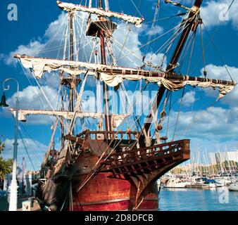 Un bateau pirate amarré dans un port Banque D'Images