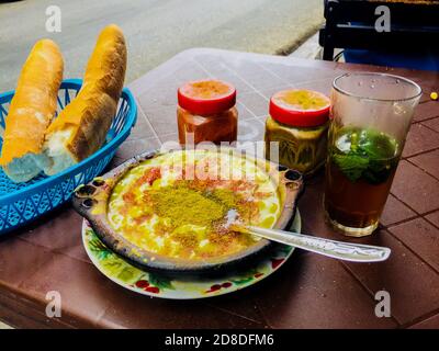 Un petit-déjeuner traditionnel marocain plat de fèves connu sous le nom de soupe Bissara, Chefchaouen, Maroc Banque D'Images