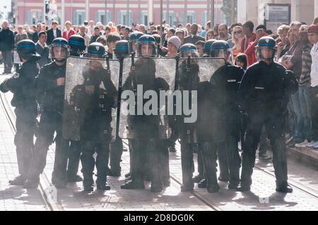 Nice, France - OCTOBRE 16 : la police française contrôle la rue de Nice lors d'une manifestation étudiante contre la réforme scolaire proposée par le gouvernement français Banque D'Images