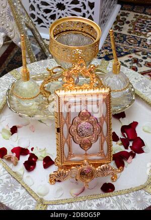 Le Saint Coran et le lait pour recevoir les invités de mariage marocains. Banque D'Images