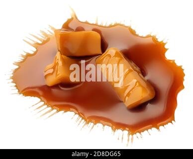 Caramel mou isolé sur fond blanc. Bonbons au caramel salé fondu avec sauce caramel, vue du dessus Banque D'Images