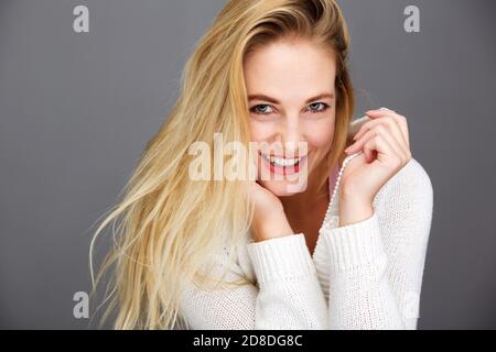 Portrait en gros plan de la jeune femme blonde heureuse avec blanc gilet Banque D'Images