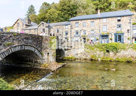 Beddgelert, pays de Galles, Royaume-Uni, Beddgelert Snowdonia, Beddgelert, pays de Galles, Royaume-Uni se dresse dans une vallée au confluent de la rivière Glaslyn et de la rivière Colwyn Banque D'Images