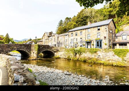 Beddgelert, pays de Galles, Royaume-Uni, Beddgelert Snowdonia, Beddgelert, pays de Galles, Royaume-Uni se dresse dans une vallée au confluent de la rivière Glaslyn et de la rivière Colwyn Banque D'Images