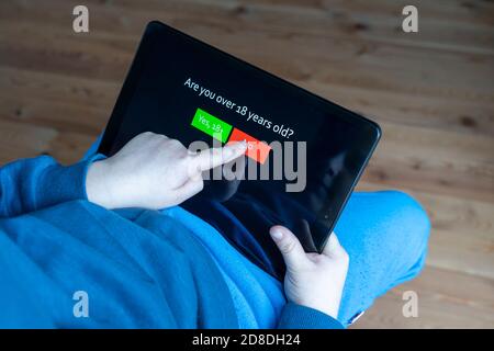 Enfant tenant une tablette avec oui pas d'icônes comme décision. Banque D'Images