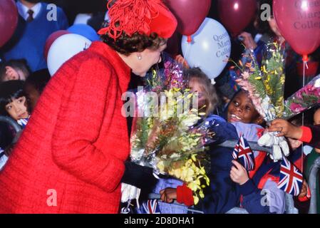 S.A.R. la reine Elizabeth II est entourée d'enfants heureux et enthousiastes à l'ouverture de la nouvelle bibliothèque du Queen Mary College. Londres, Angleterre, Royaume-Uni. Circa1988 Banque D'Images