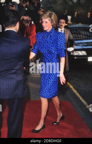 Une princesse souriante LA PRINCESSE DE GALLES, LA PRINCESSE DIANA arrive au Evening Standard Awards à l'hôtel Savoy, Londres, Grande-Bretagne - novembre 1989 Banque D'Images