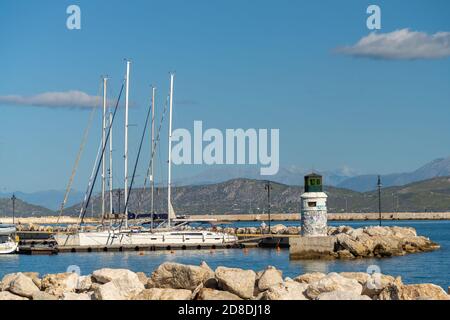 Le port de la ville portuaire de Carthn sur le Pensiula du Péloponèse de la Grèce continentale Banque D'Images