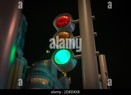 Feux modernes sur la Gran via de Madrid la nuit Banque D'Images