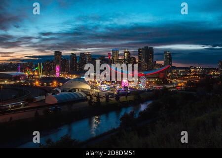 CALGARY, CANADA - 11 juillet 2018 : magnifique horizon de la ville de Calgary au coucher du soleil avec les lumières époustouflantes du Stampede de Calgary. Banque D'Images