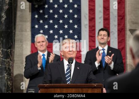 WASHINGTON DC, États-Unis - 28 février 2020 - flanqué du vice-président Mike Pence et du président de la Chambre Paul Ryan (R-WI), le président Donald Trump livre son J Banque D'Images