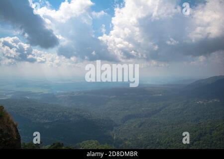 Ciel naturel clair et nuages à Cherrapunji dans l'État de Meghalaya en Inde, dans le nord-est de l'Inde Banque D'Images