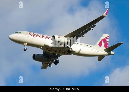 ST. PETERSBURG, RUSSIE - 25 OCTOBRE 2018 : l'Airbus A320-232 (A7-AHQ) de la compagnie aérienne Qatar Airways se rapproche dans le ciel nuageux Banque D'Images