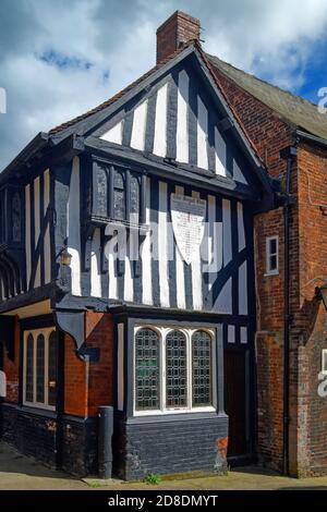 Royaume-Uni, Derbyshire, Chesterfield, The Royal Oak Pub on the Shambles. Banque D'Images