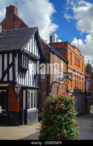 Royaume-Uni, Derbyshire, Chesterfield, The Royal Oak Pub on the Shambles. Banque D'Images