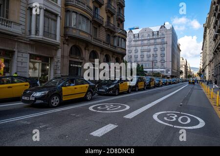 Des rangées de taxis en grève sont vues garées sur Vía Laietana à Barcelone.quatrième jour de protestation du secteur des taxis à Barcelone aujourd'hui devant le conseil municipal pour demander une aide financière publique contre Covid19 et de nouvelles réglementations anti-intrusion. Banque D'Images