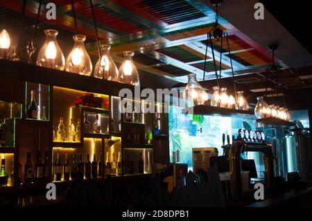 Kolkata, Bengale-Occidental, Inde - 21 octobre 2020 : UN comptoir de bar décorant des idées avec des lumières Banque D'Images