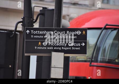 Détail d'une route Tottenham court et d'une station Piccadilly Circus Connectez-vous au centre de Londres Banque D'Images