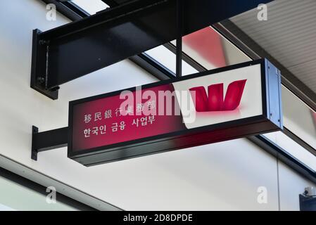 AUCKLAND, NOUVELLE-ZÉLANDE - 31 août 2019 : vue du panneau de la banque Westpac en chinois et en coréen Banque D'Images