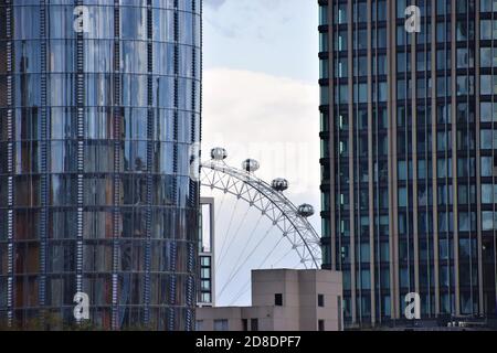 Détail du London Eye entre deux bâtiments Banque D'Images