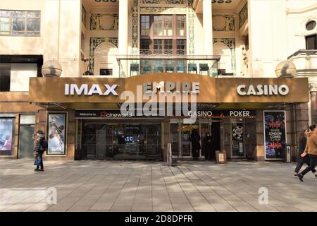 Les gens marchent devant le Cineworld Empire Cinema sur Leicester Square, Londres. Cineworld a récemment annoncé la fermeture de ses cinémas au Royaume-Uni. Banque D'Images