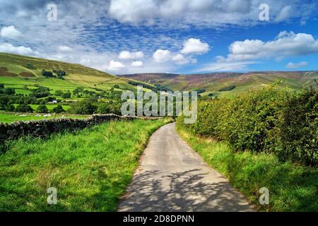 Royaume-Uni, Derbyshire, Peak District, Country Lane près d'Edale avec Grindslow Knoll et Kinder Scout en arrière-plan Banque D'Images