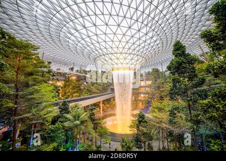 SINGAPOUR - 3 MARS 2020 : chute d'eau au centre commercial JEWEL CHANGI AIRPORT, terminal 4 de l'aéroport changi de singapour Banque D'Images