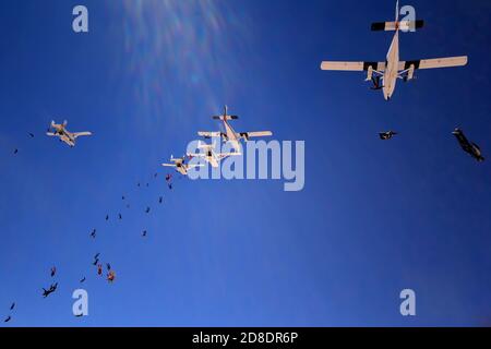 Formation de groupe d'équipe de parachutisme Banque D'Images