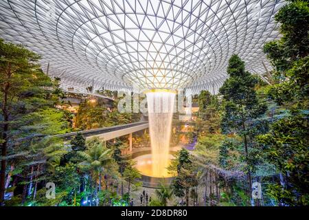 SINGAPOUR - 3 MARS 2020 : chute d'eau au centre commercial JEWEL CHANGI AIRPORT, terminal 4 de l'aéroport changi de singapour Banque D'Images