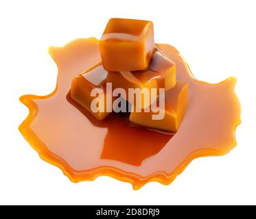 Morceaux de caramel salés isolés sur fond blanc. Gros plan sur les caramel caramel caramel caramel aux caramel Butterscotch doré Banque D'Images