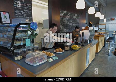 AUCKLAND, NOUVELLE-ZÉLANDE - 15 août 2019 : vue intérieure du café Gloria et du bar expresso sur Anzac Avenue Banque D'Images