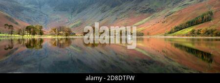 Panorama de Buttermere avec des réflexions parfaites prises lors d'une matinée d'automne calme dans le Lake District, Royaume-Uni. Banque D'Images