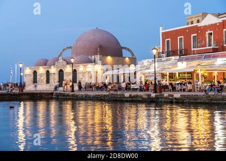 Restaurants und die Hasan-Pascha-Moschee am alten Venezianischen Hafen in der Abenddämmerung, Chania, Kreta, Griechenland, Europa | restaurants et Banque D'Images