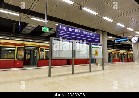 Berlin, Allemagne - 28 octobre 2020: Nouvelle Berlin Brandenburg BER Willy Brandt Airport gare ferroviaire en Allemagne. Banque D'Images