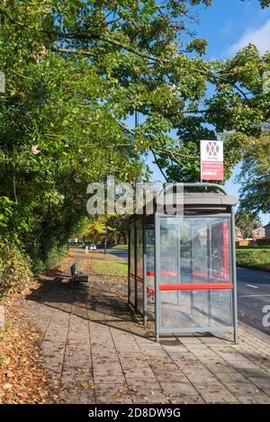 Abri d'arrêt de bus National Express West Midlands à Harborne, Birmingham en automne Banque D'Images