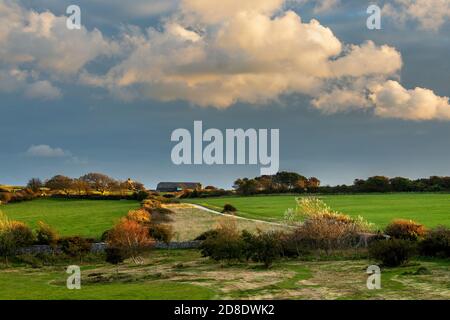 Vue sur la Grange Spyway au coucher du soleil près de Langton Matravers sur l'île de Purbeck à Dorset, en Angleterre Banque D'Images