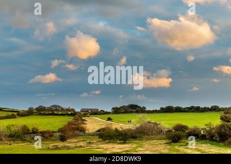 Vue sur la Grange Spyway au coucher du soleil près de Langton Matravers sur l'île de Purbeck à Dorset, en Angleterre Banque D'Images