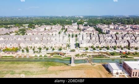 Vue de dessus nouveau développement quartier résidentiel et commercial au bord de la rivière avec terrain vacant au Texas, Etats-Unis Banque D'Images