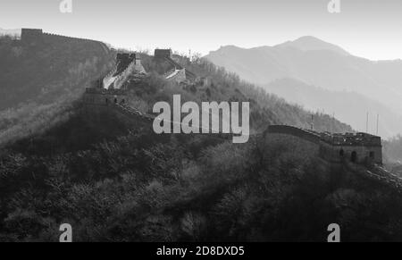 Grande Muraille de Chine à Mutianyu, noir et blanc Banque D'Images