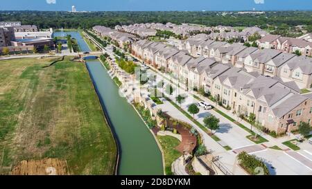 Vue de dessus nouveau développement quartier résidentiel et commercial au bord de la rivière avec terrain vacant au Texas, Etats-Unis Banque D'Images
