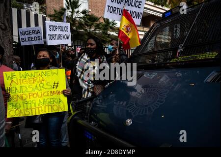 Madrid, Espagne. 29 octobre 2020. Les gens tiennent des pancartes lors d'une manifestation où la communauté nigériane de Madrid fait la preuve de la fin du SRAS (Special anti-cambriolage Squad), de la fin de la brutalité policière et de la fin de la corruption au Nigeria. Credit: Marcos del Mazo/Alay Live News Banque D'Images