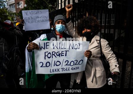 Madrid, Espagne. 29 octobre 2020. Les gens tiennent des pancartes lors d'une manifestation où la communauté nigériane de Madrid fait la preuve de la fin du SRAS (Special anti-cambriolage Squad), de la fin de la brutalité policière et de la fin de la corruption au Nigeria. Credit: Marcos del Mazo/Alay Live News Banque D'Images