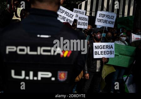 Madrid, Espagne. 29 octobre 2020. Les gens tiennent des pancartes lors d'une manifestation où la communauté nigériane de Madrid fait la preuve de la fin du SRAS (Special anti-cambriolage Squad), de la fin de la brutalité policière et de la fin de la corruption au Nigeria. Credit: Marcos del Mazo/Alay Live News Banque D'Images