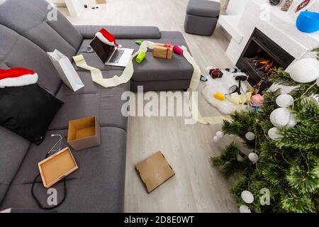 Intérieur de la chambre après la fête du nouvel an Banque D'Images