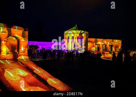 Spectacle de lumière de la Toussaint au cimetière de Budapest Farkasret. Banque D'Images