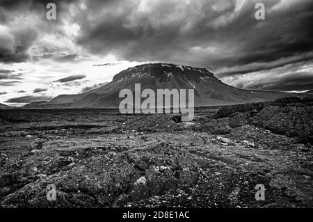 Herdubreid est l'un des plus beaux volcans islandais, la "Reine des montagnes islandaises" . Il est presque symétrique, avec une icacap, caché dans le Banque D'Images