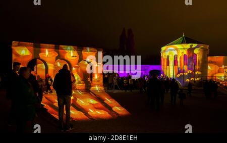 Spectacle de lumière de la Toussaint au cimetière de Budapest Farkasret. Banque D'Images
