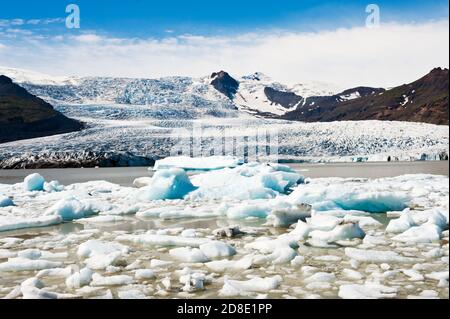 Belle photo de lac glaciaire Fjallsarlon rempli d'icebergs flottant près du glacier Fjallsjokull Banque D'Images