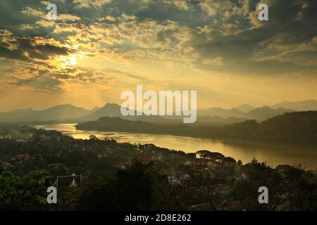 Panorama au coucher du soleil depuis le temple Wat Chom si surlookingluang prabang et le mékong, le mont phou si, luang prabang, laos Banque D'Images